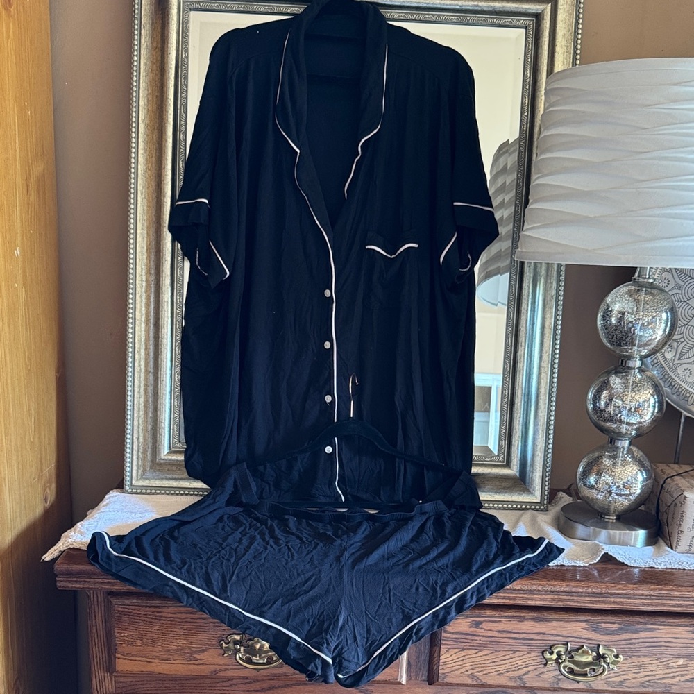 Stars Above Black Women's Pajama Set with White Piping size 3X